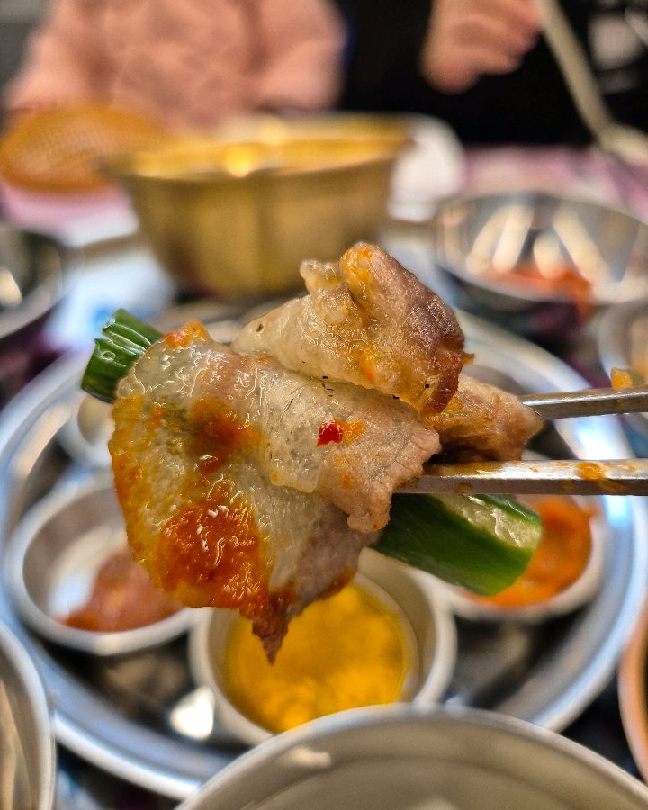 잘 익은 냉삼을 젓가락으로 들어올린 모습