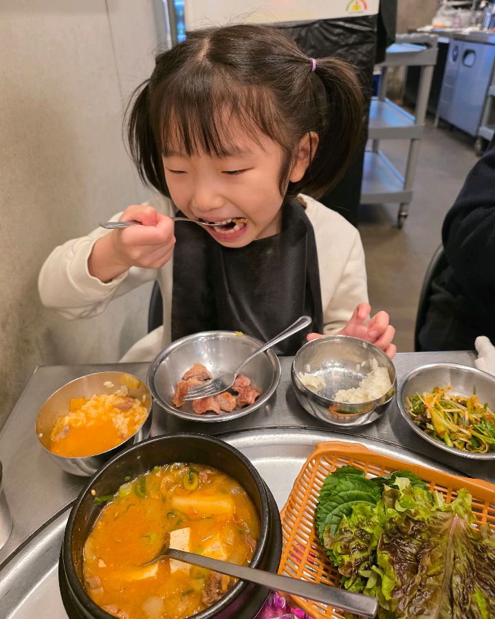 된장찌개와 밥을 맛있게 먹는 아이