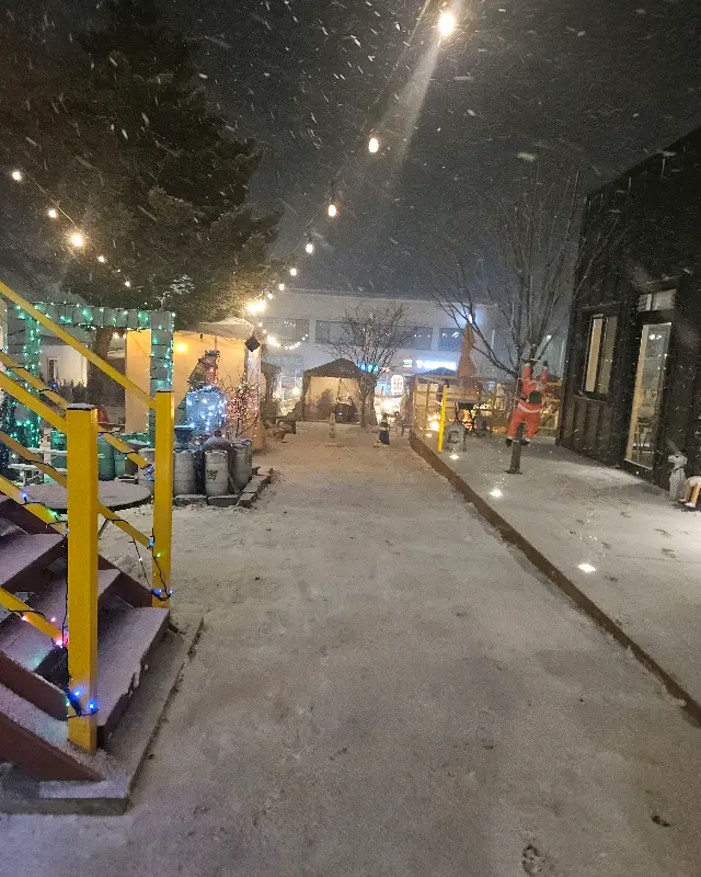 눈 내리는 밤, 부엉이바베큐 야외 풍경