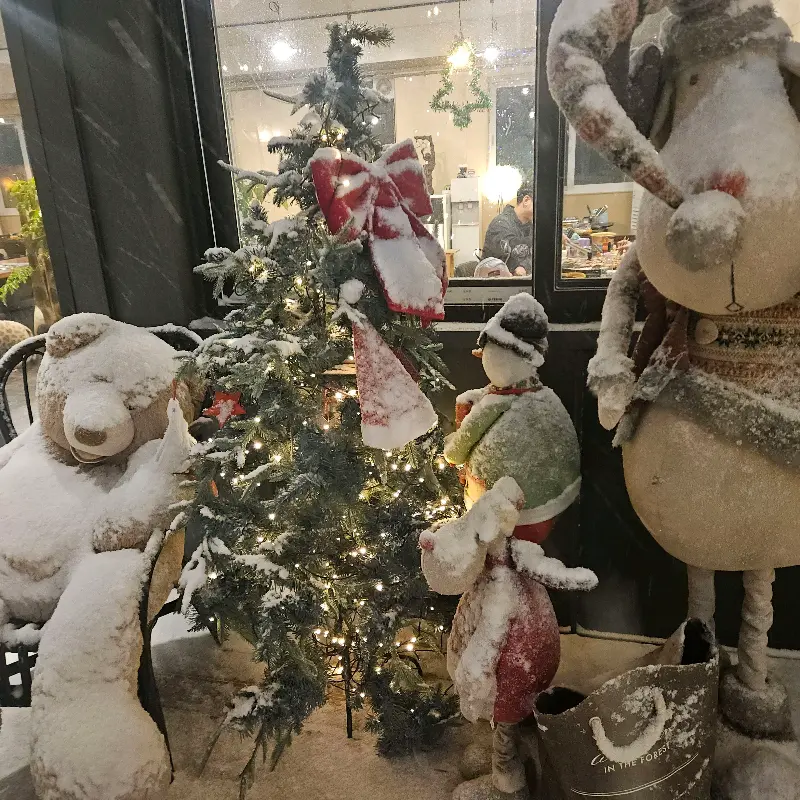 눈 덮인 트리와 눈사람 장식