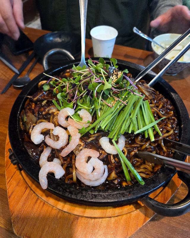 푸짐한 돌짜장 한 상