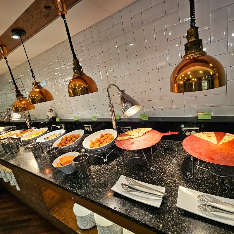 다양한 뷔페 메뉴