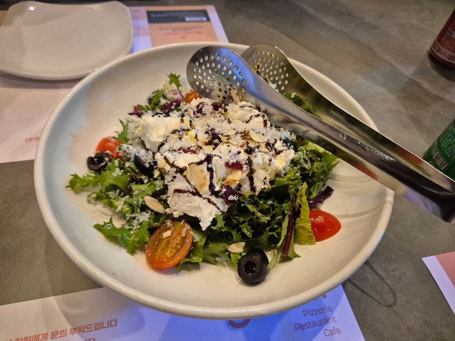 신선한 채소가 가득한 리코타 치즈 샐러드