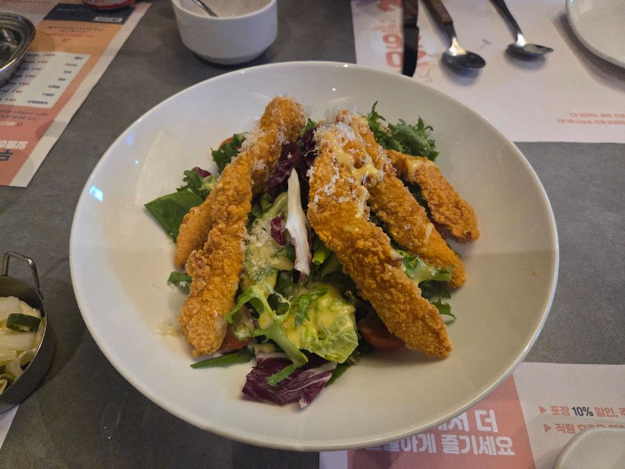 바삭한 치킨 샐러드