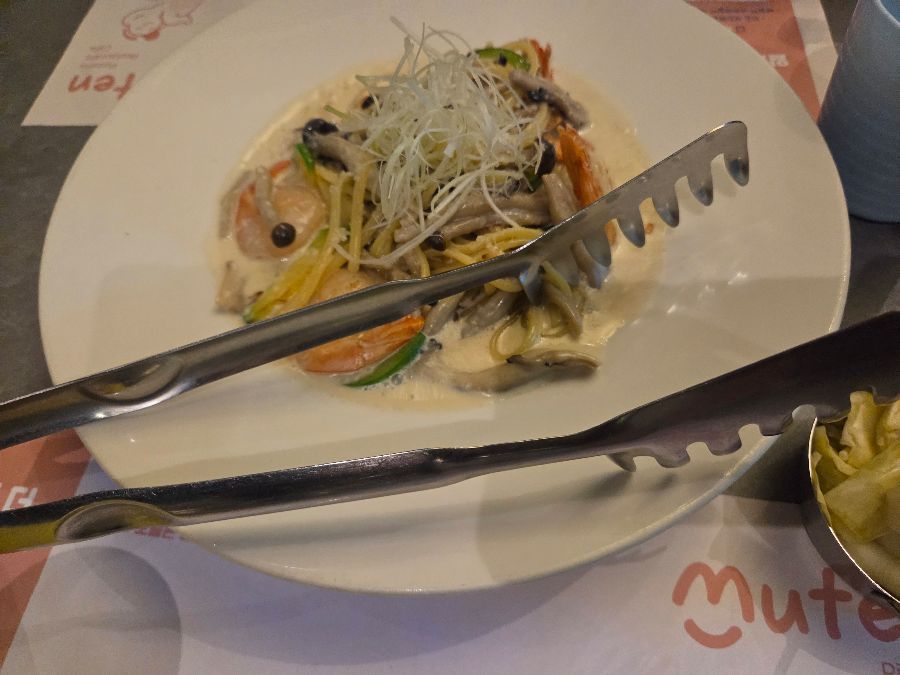 새우와 게살이 듬뿍 들어간 로제 파스타