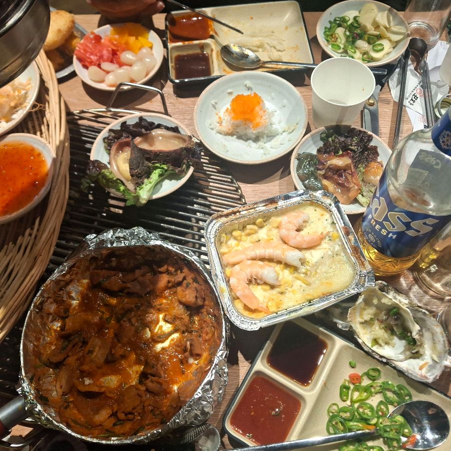 조개, 제육볶음, 콘치즈 등 다양한 곁들임 메뉴