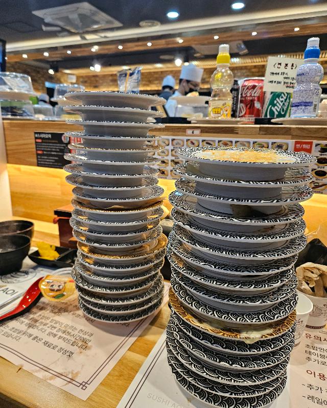 테이블에 높게 쌓인 빈 접시들