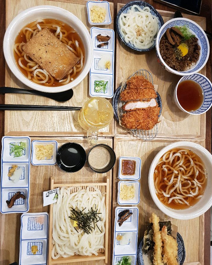 다양한 메뉴가 한 상 가득 차려진 모습