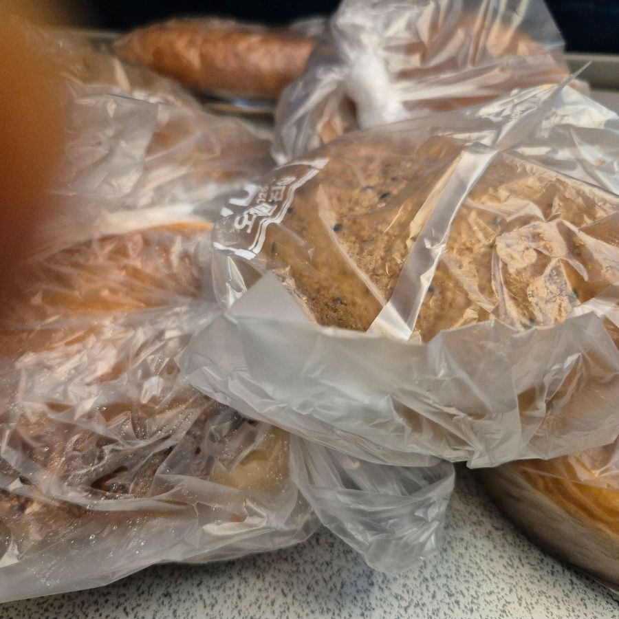 비닐봉투에 담긴 빵들