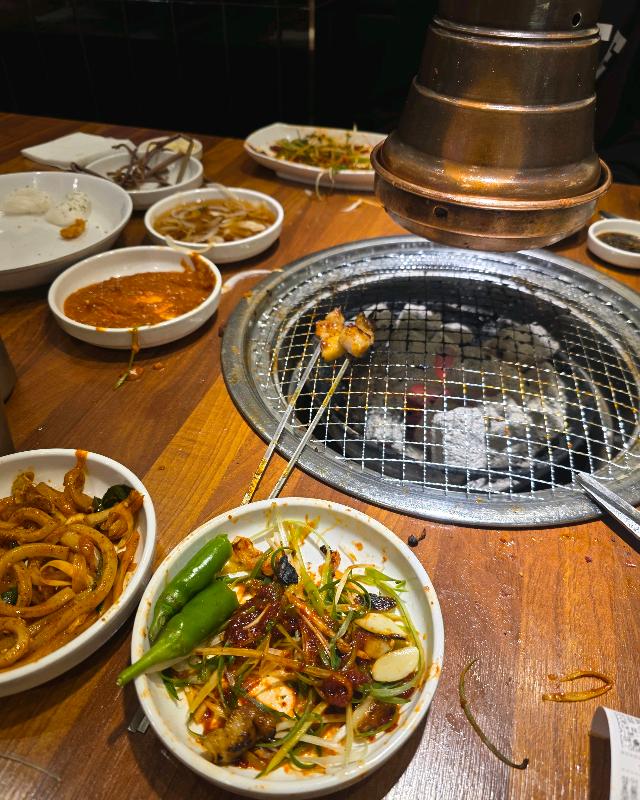 불판 위에서 익어가는 양념갈비