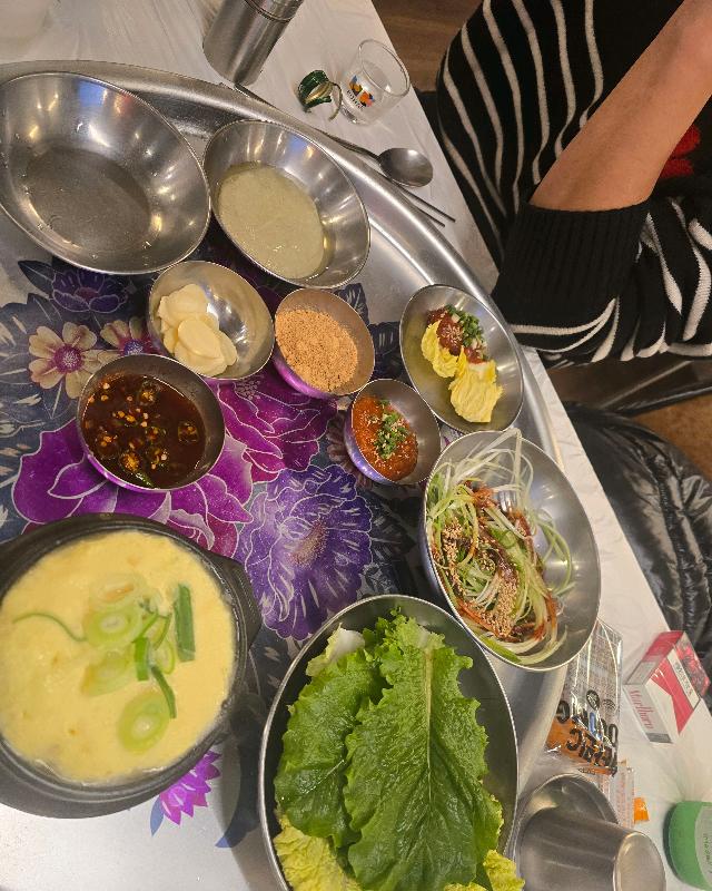 다양한 밑반찬이 차려진 테이블