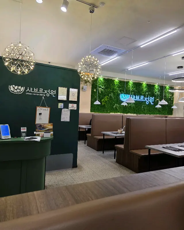 깔끔한 매장 인테리어