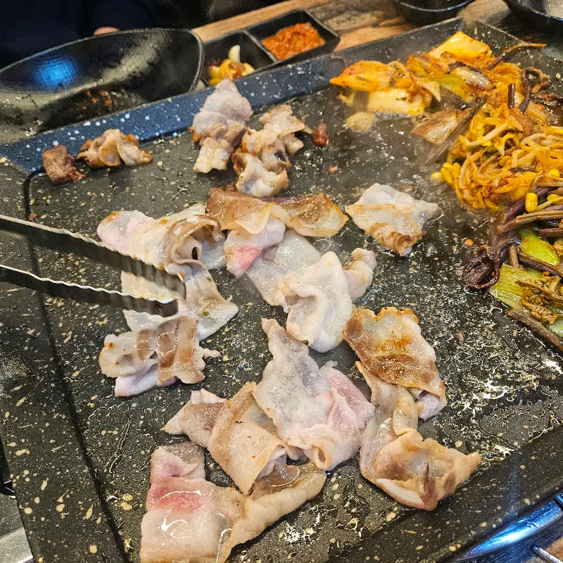 노릇하게 구워진 대패삼겹살