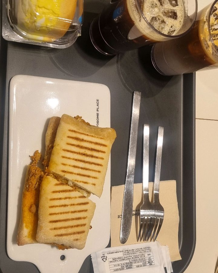 투썸플레이스의 샌드위치와 커피