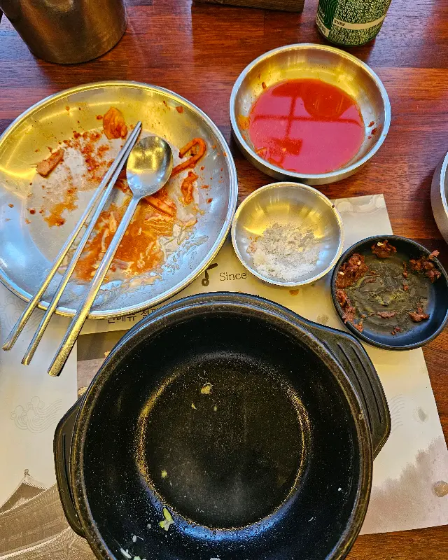 깨끗하게 비운 뚝배기