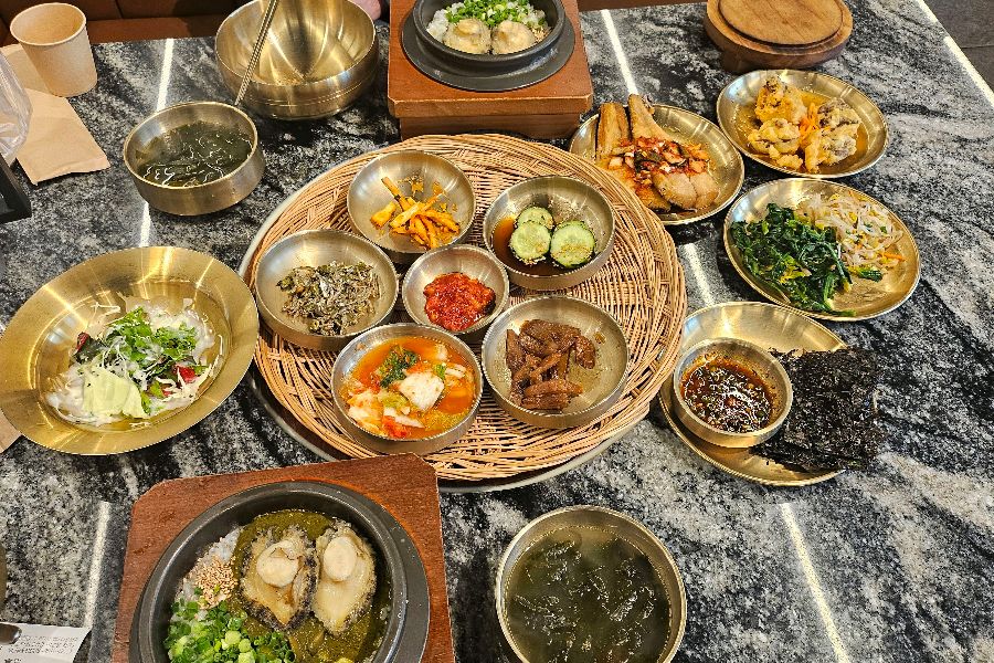 정갈하게 차려진 13가지 반찬