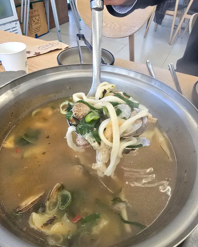 국자로 칼제비를 들어올리는 모습