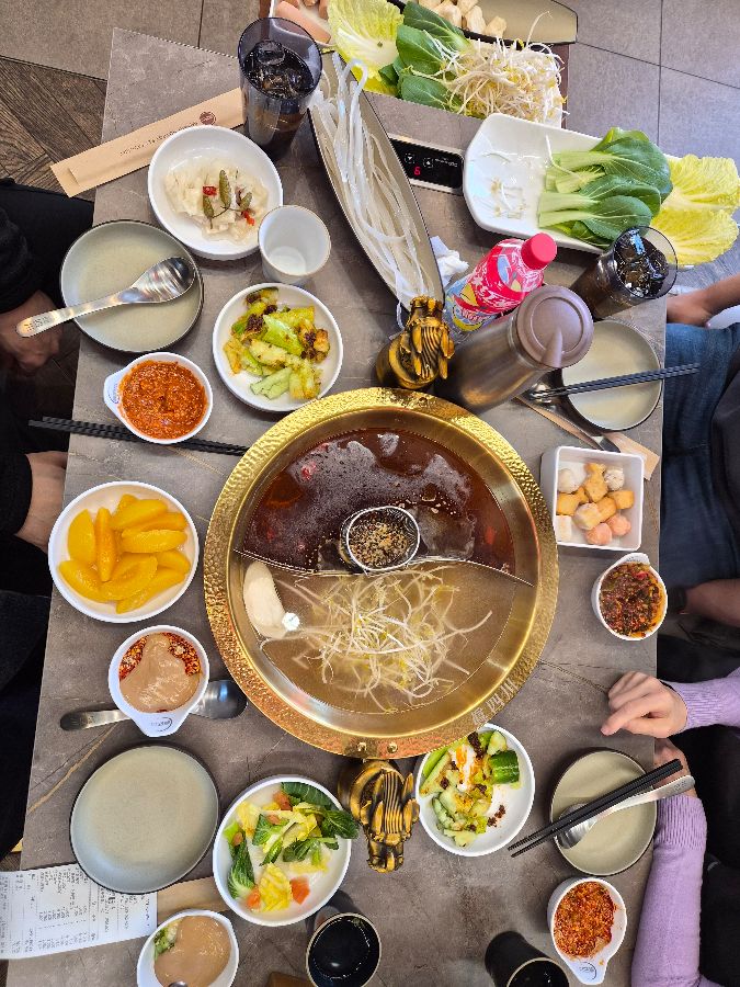 테이블 가득 차려진 훠궈 한 상 차림