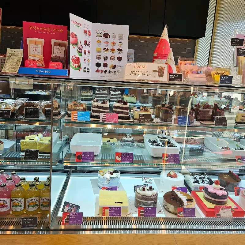 다양한 종류의 케이크가 진열된 쇼케이스