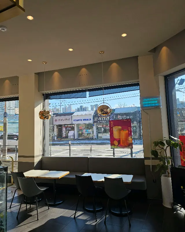 투썸 내부 테이블 좌석