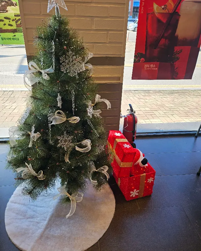 매장 내 크리스마스 장식
