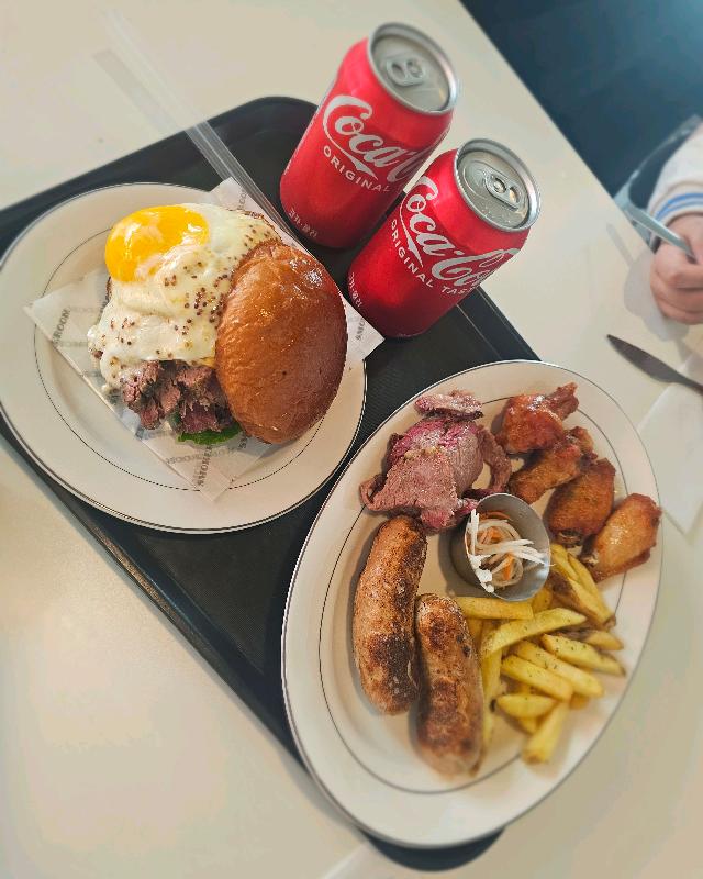 브리스킷 버거와 감자튀김, 음료