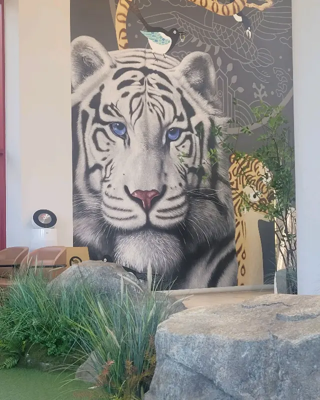 카페 내부 호랑이 그림
