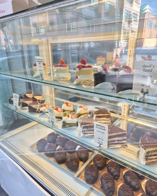 케이크와 초콜릿이 진열된 쇼케이스