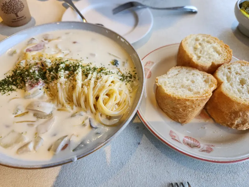 크림 파스타와 빵이 담긴 접시 사진