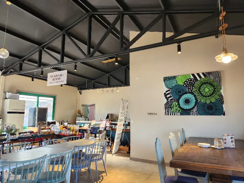 레스토랑 내부 전경 사진