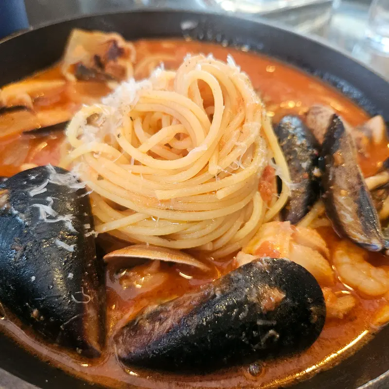 해산물이 듬뿍 들어간 뚝배기 파스타