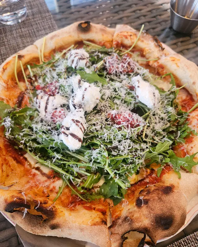 신선한 루꼴라가 듬뿍 올라간 피자