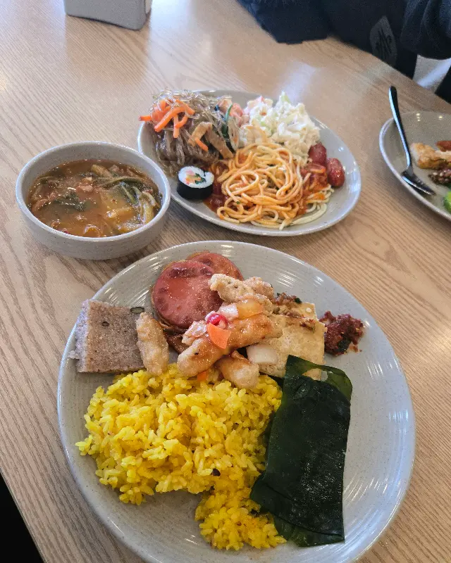 다양한 메뉴를 담은 접시