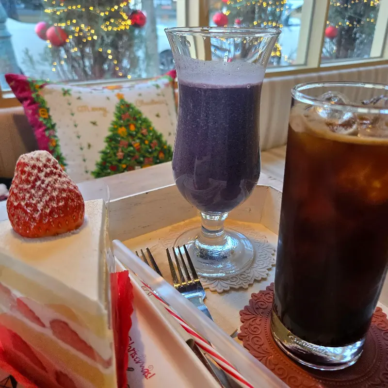 음료와 케이크의 조화