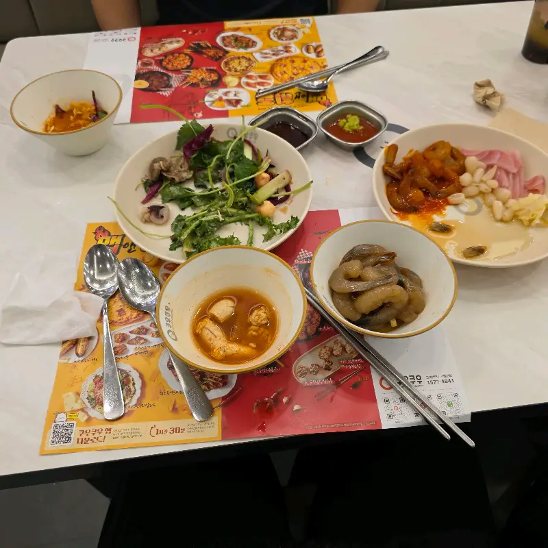 다양한 음식들이 담긴 접시