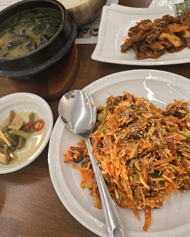 깔끔하고 정갈한 반찬들