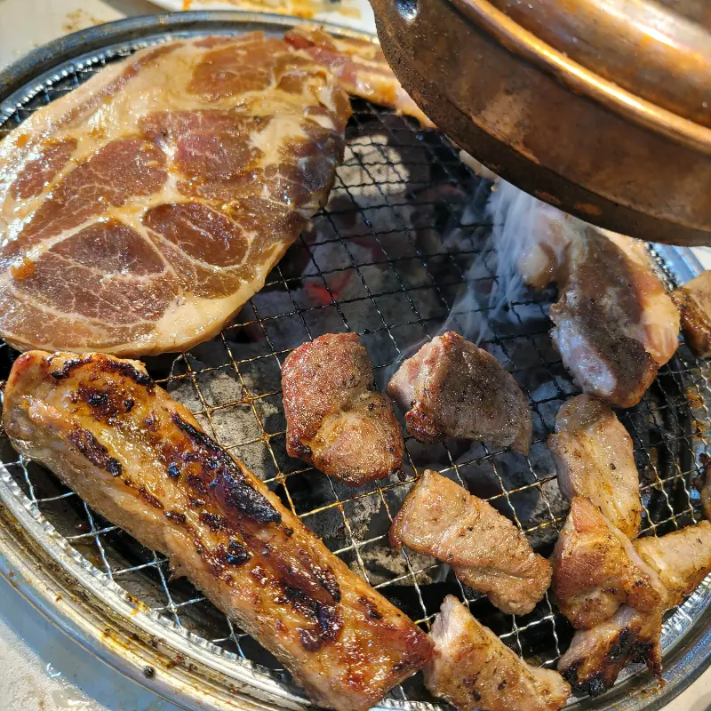 숯불 위에 구워지는 다양한 고기