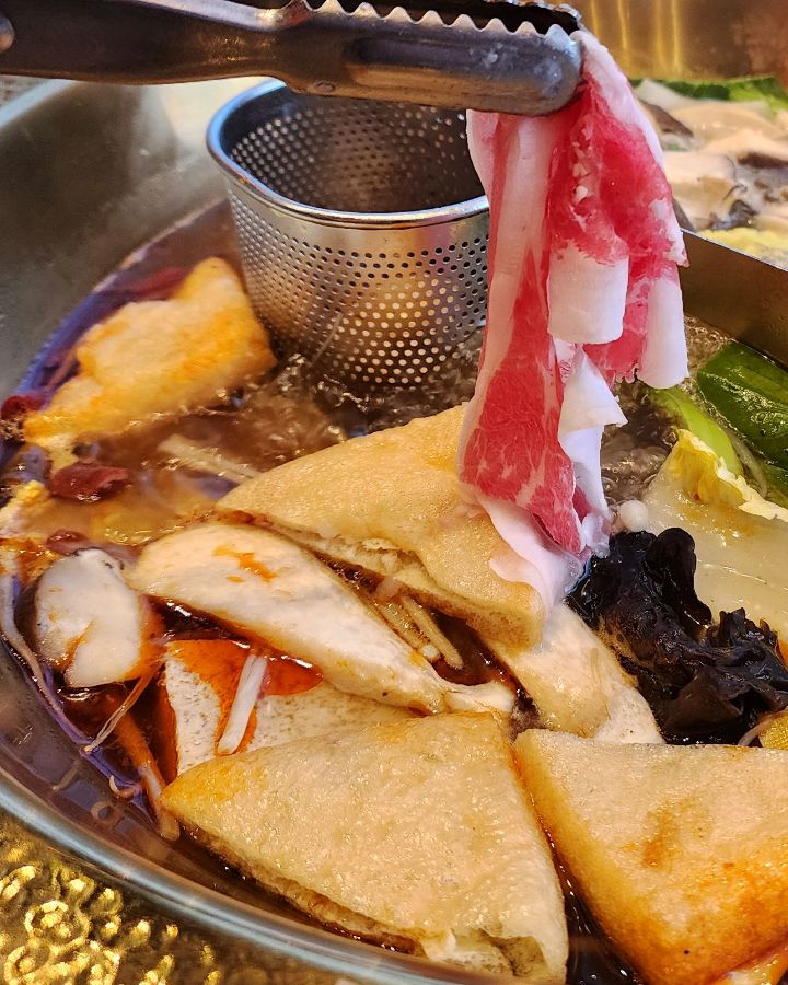 훠궈에 다양한 재료를 넣어 끓이는 모습