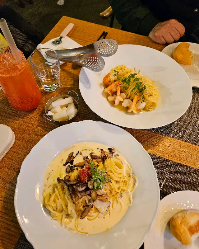 식탁 위에 놓인 파스타