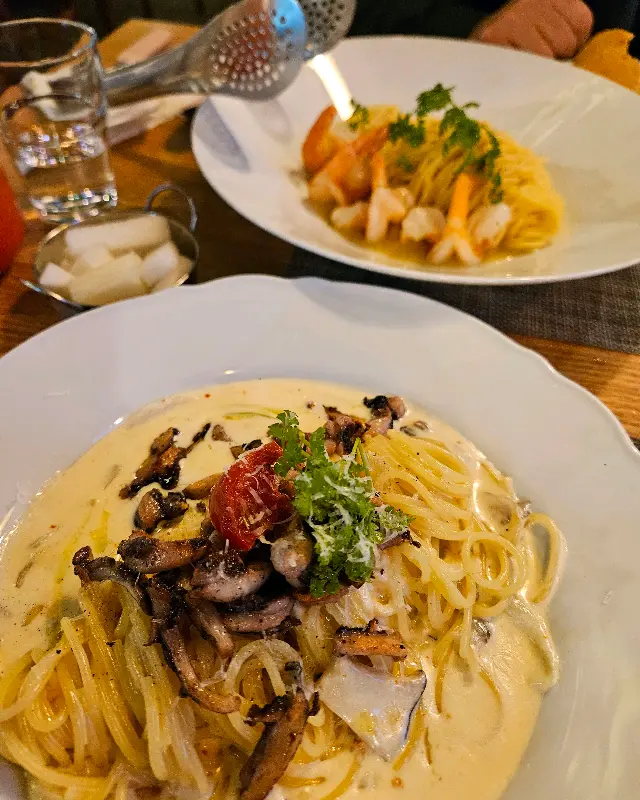 크림 파스타와 새우 파스타