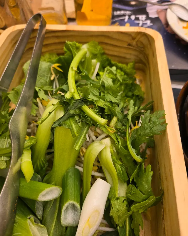 싱싱한 야채가 가득 담긴 나무 상자