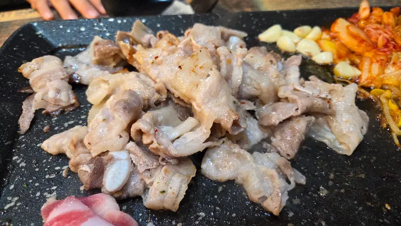 노릇노릇 구워진 고기