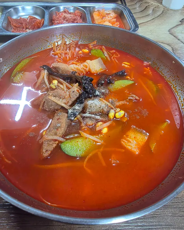 푸짐한 양의 애호박 돼지국밥