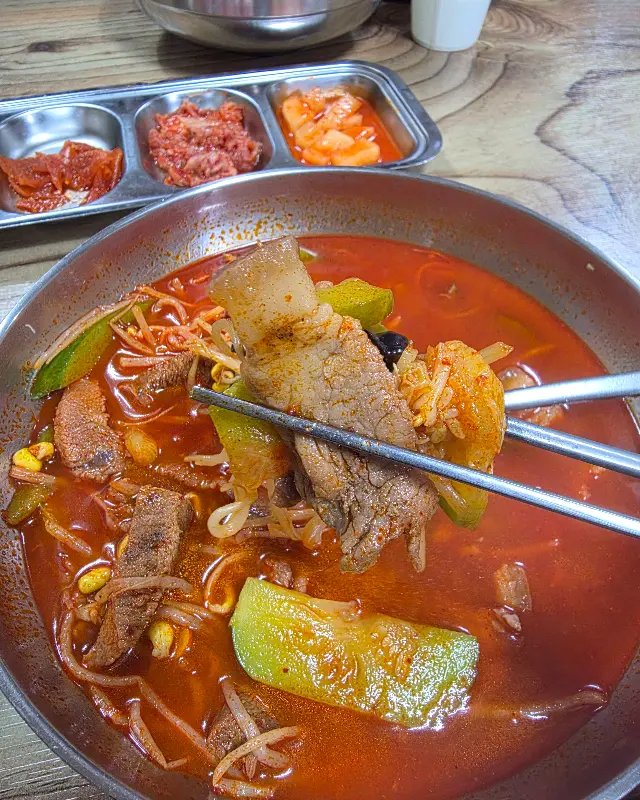 젓가락으로 집어 올린 돼지고기