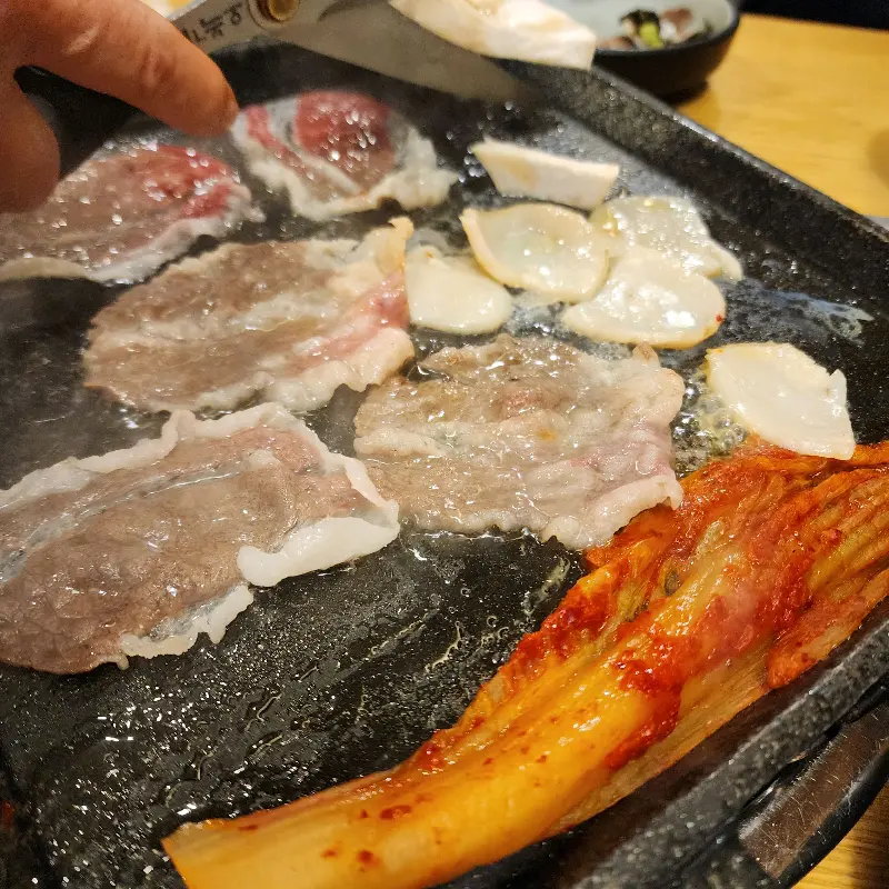 차돌박이와 관자를 굽는 모습