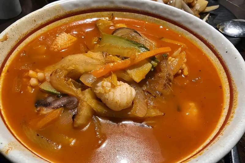 푸짐한 해산물이 들어간 짬뽕