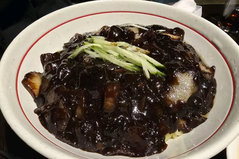 윤기가 흐르는 짜장면