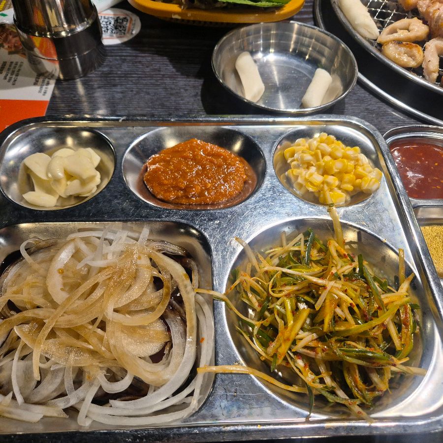 숯불 위에서 맛있게 구워진 돼지갈비