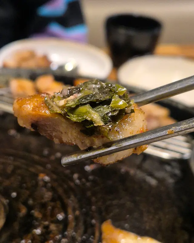 남미식 깻잎 소스를 곁들인 삼겹살