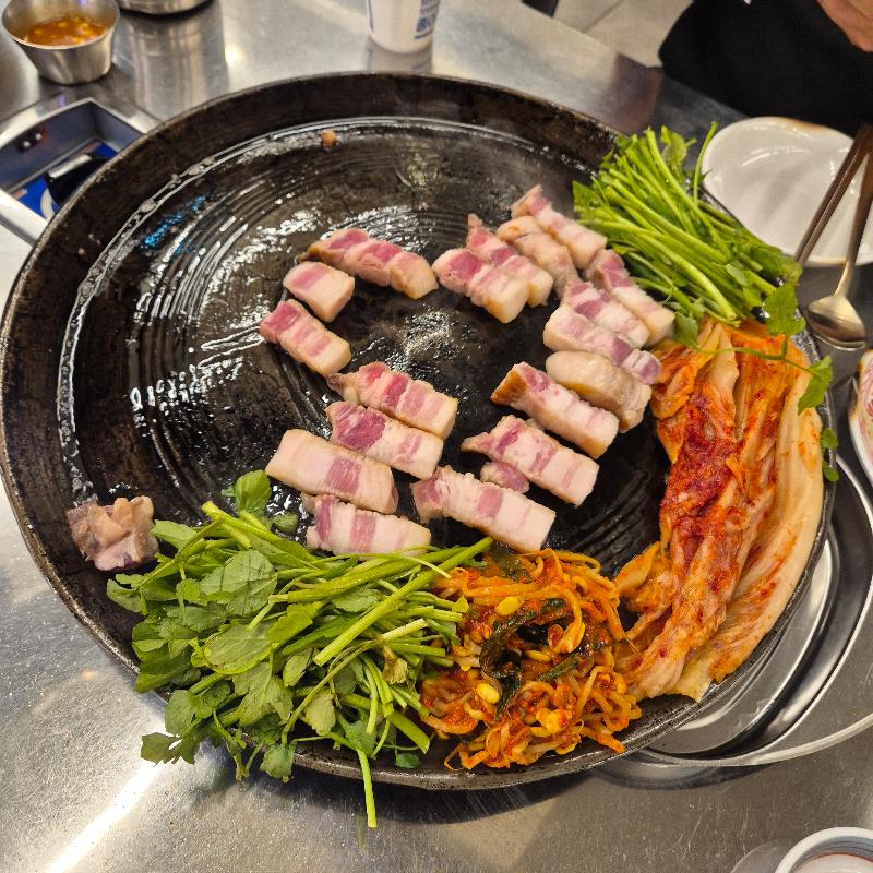 다양한 밑반찬과 함께 즐기는 삼겹살